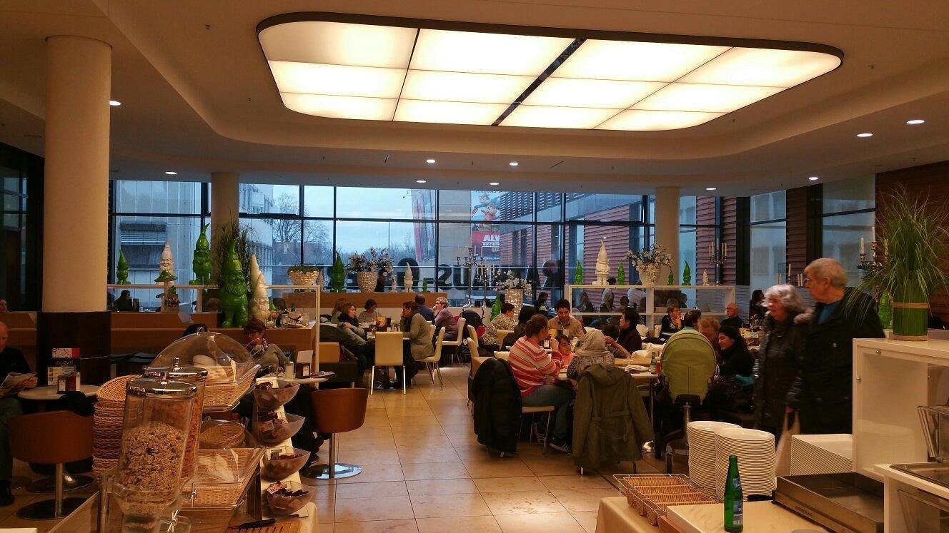 Gäste im Eis-Café Minini in der Rathaus-Galerie Leverkusen