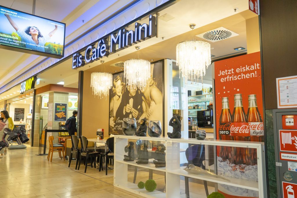 Eingang des Eis-Café Minini in der Rathaus-Galerie Leverkusen