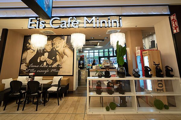 Ladenfront des Eis-Café Minini Wiesdorf mit Wandbild