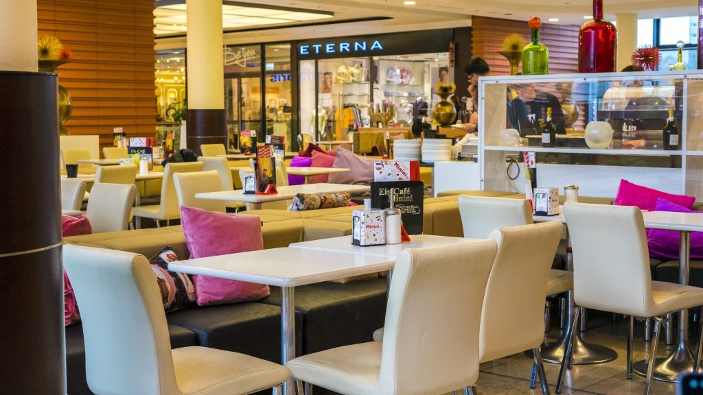 Heller Sitzbereich im Eis-Café Minini Wiesdorf