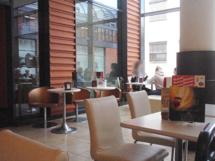 Sitzplätze am Fenster im Eis-Café Minini Wiesdorf