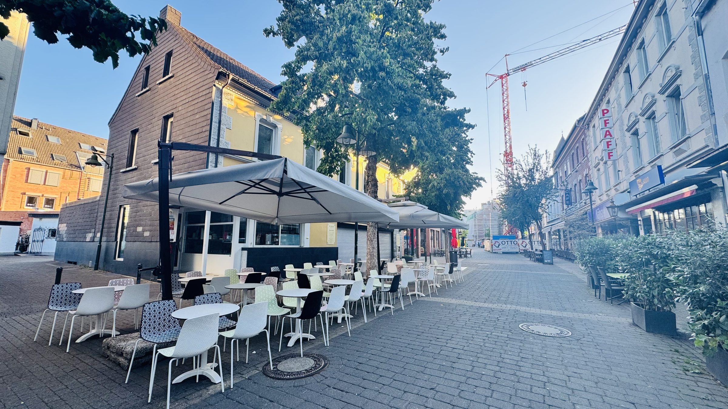 Terrasse des Eis-Café Minini Schlebusch im Abendlicht