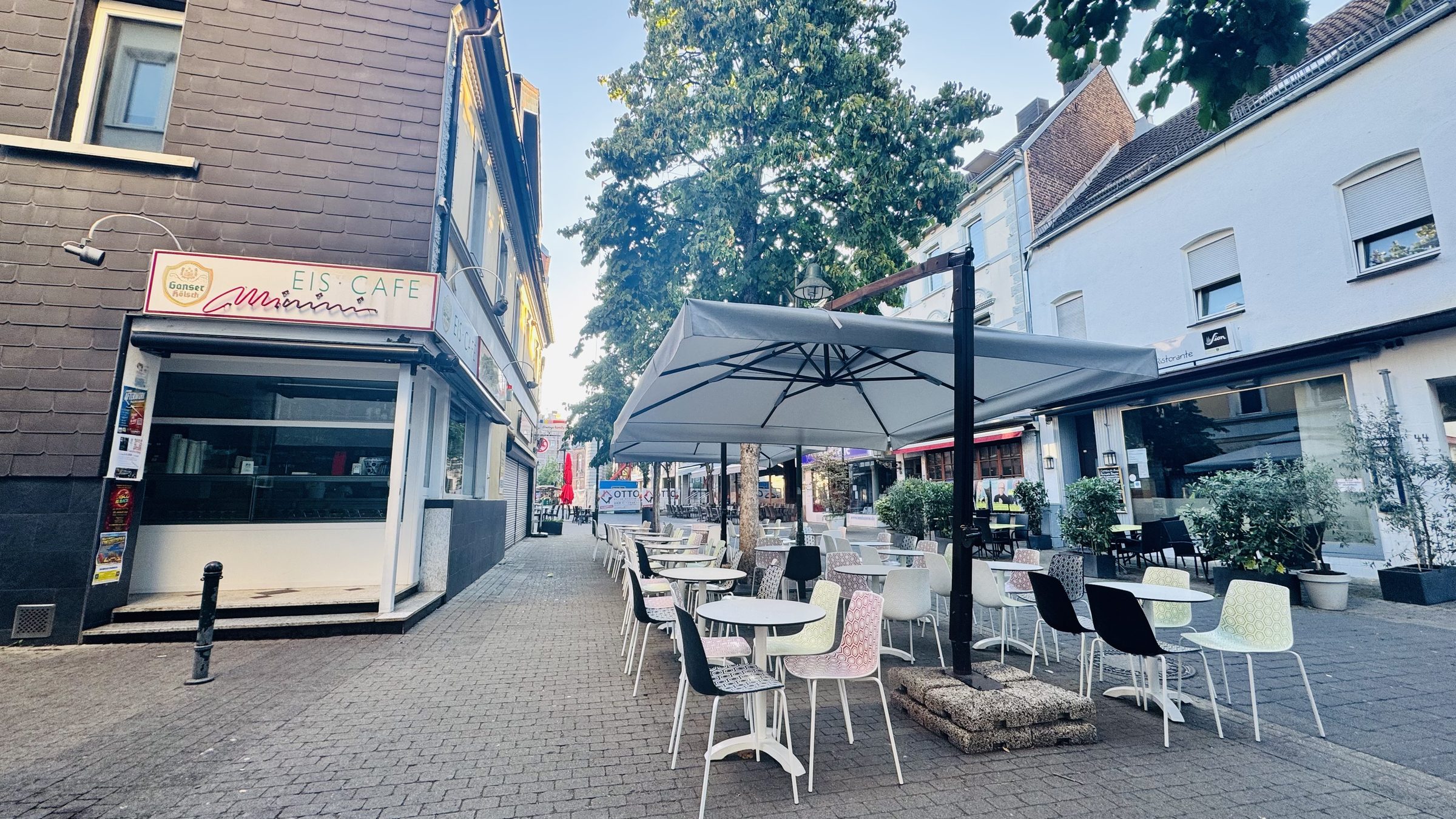 Eis-Café Minini Schlebusch, Außenansicht mit Terrasse