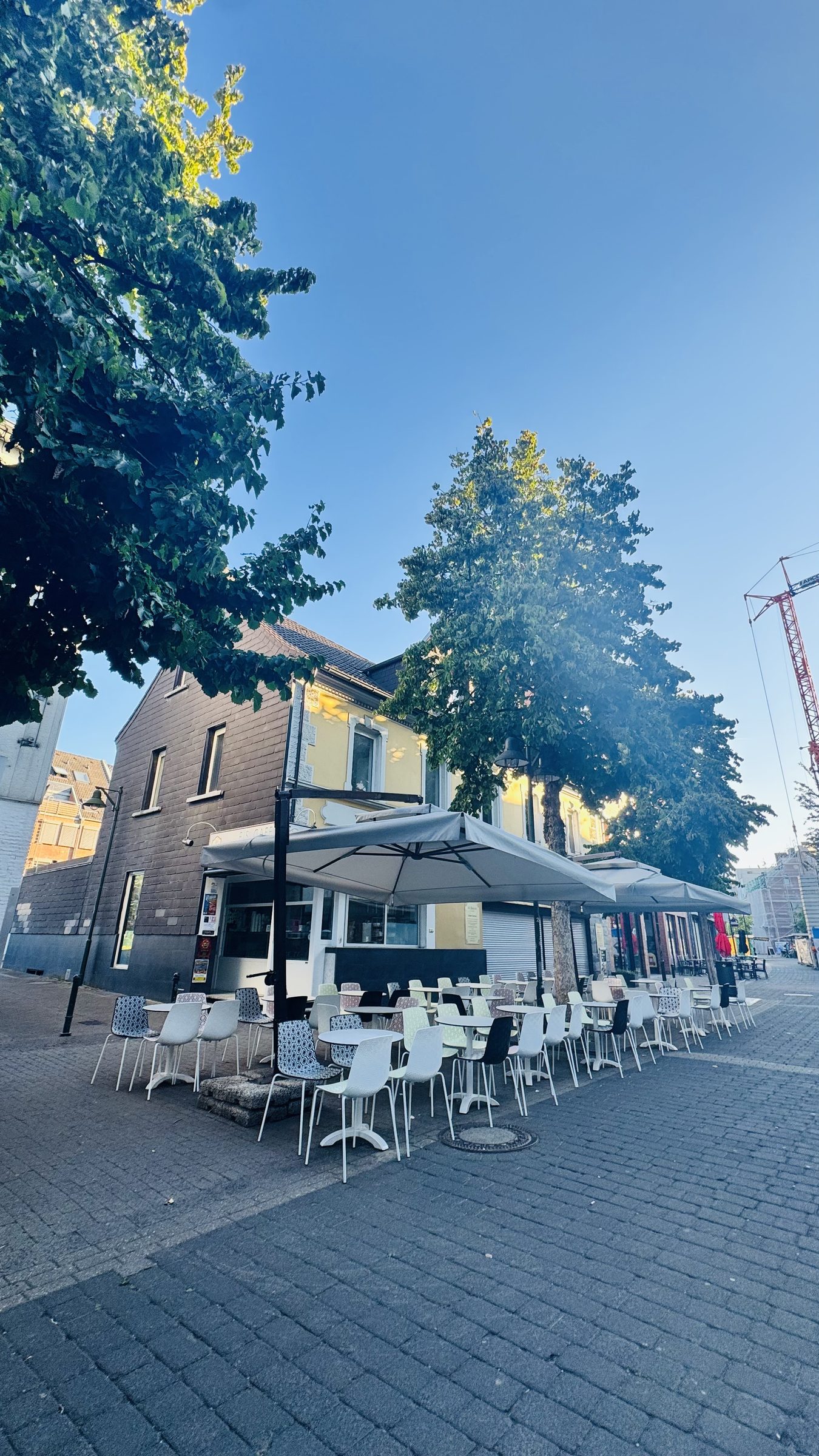 Außenbestuhlung des Eis-Café Minini in Schlebusch