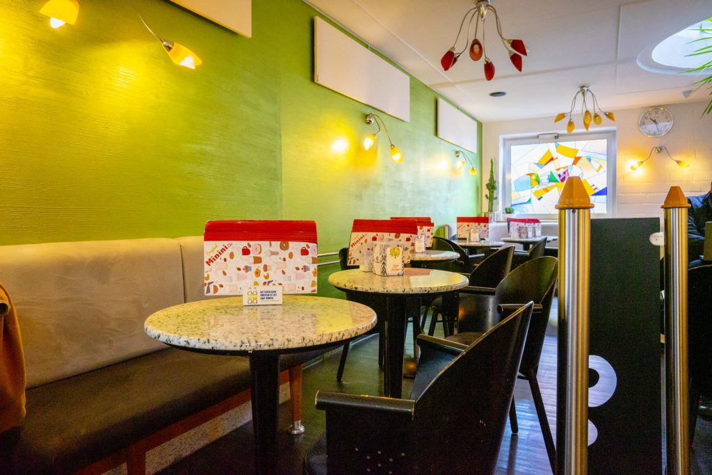 Innenraum des Eis-Café Minini in Schlebusch