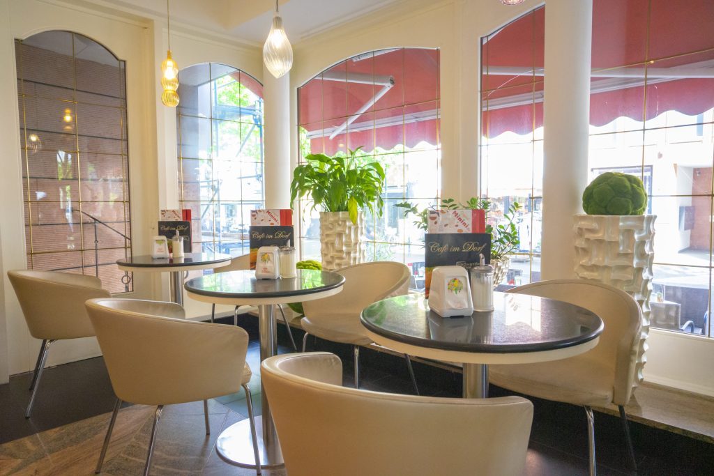 Innenraum des Café im Dorf in Leverkusen-Schlebusch